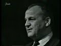 die b�hne als gerichtssaal.
 
soeben haben sich die westdeutschen im wirtschaftswunder eingerichtet, da holt auschwitz sie ein - durch zwei prozesse: 1961 steht adolf eichmann in israel vor gericht. 'ich habe viel �ber eichmann gelacht', sagt eine prozessbeobachterin, die j�dische philosophin hannah arendt, und sie schreibt �ber die banalit�t des b�sen. 
1962 wird eichmann hingerichtet; ein jahr sp�ter beginnt der frankfurter auschwitz-prozess. gerade ist das erstlingsst�ck des 32j�hrigen rolf hochhuth uraufgef�hrt worden: 'der stellvertreter' - gemeint ist papst pius xii. der papst habe zu den massenhaften judenmorden im dritten reich geschwiegen, behauptet hochhuth und will das durch historische fakten belegt haben. der skandal ist perfekt - ein deutsches theaterst�ck l�st eine um die ganze welt gehende diskussion aus: was ist eine moral wert, die sich einem vermeintlichen realit�tsprinzip beugt? 
das theater reagiert auf die gerichtsprozesse mit neuen formen: peter weiss' dokumentarisches st�ck 'die ermittlung' wird zum politikum. die rezeption dieses st�ckes zeichnet die fronten des kalten krieges nach. die studentenbewegung tr�gt die frage nach der deutschen schuld auf die stra�e. der amerikanische krieg in vietnam und dessen billigung durch die �ffentliche meinung in der bundesrepublik erregt einen au�erparlamentarischen protest, der sich auf auschwitz beruft. so werden die sechziger jahre zum jahrzehnt der sch�rfung des politischen gewissens der deutschen. 
quelle: s�dwestrundfunk swr