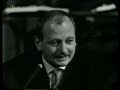 die b�hne als gerichtssaal.
 
soeben haben sich die westdeutschen im wirtschaftswunder eingerichtet, da holt auschwitz sie ein - durch zwei prozesse: 1961 steht adolf eichmann in israel vor gericht. 'ich habe viel �ber eichmann gelacht', sagt eine prozessbeobachterin, die j�dische philosophin hannah arendt, und sie schreibt �ber die banalit�t des b�sen. 
1962 wird eichmann hingerichtet; ein jahr sp�ter beginnt der frankfurter auschwitz-prozess. gerade ist das erstlingsst�ck des 32j�hrigen rolf hochhuth uraufgef�hrt worden: 'der stellvertreter' - gemeint ist papst pius xii. der papst habe zu den massenhaften judenmorden im dritten reich geschwiegen, behauptet hochhuth und will das durch historische fakten belegt haben. der skandal ist perfekt - ein deutsches theaterst�ck l�st eine um die ganze welt gehende diskussion aus: was ist eine moral wert, die sich einem vermeintlichen realit�tsprinzip beugt? 
das theater reagiert auf die gerichtsprozesse mit neuen formen: peter weiss' dokumentarisches st�ck 'die ermittlung' wird zum politikum. die rezeption dieses st�ckes zeichnet die fronten des kalten krieges nach. die studentenbewegung tr�gt die frage nach der deutschen schuld auf die stra�e. der amerikanische krieg in vietnam und dessen billigung durch die �ffentliche meinung in der bundesrepublik erregt einen au�erparlamentarischen protest, der sich auf auschwitz beruft. so werden die sechziger jahre zum jahrzehnt der sch�rfung des politischen gewissens der deutschen. 
quelle: s�dwestrundfunk swr