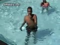 Hombre se rompe el diente en piscina