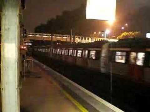 往落馬洲列車 ( MLR ) 駛進港鐵沙田站