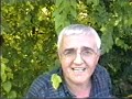 http://www.sosteniamoci.it

questo video dura 7 minuti, � fatto in casa, � semplice ed umile, come liniziativa che cerca di pubblicizzare.

la mattina del il 12 ottobre, una domenica, il mitico assessore di boffalora ivo colombo e una squadra di cittadini innamorati del proprio comune, si sono trovati vicino al cimitero per pulire, armati di fulcin e olio di gomito, una parte dellalzaia del naviglio. uniniziativa giunta ormai alla terza edizione e che ogni primavera e autunno si ripete e ripeter� per cercare di abbellire questa zona del territorio del comune che, pur essendo zona di passaggio, viene sistematicamente dimenticata a se stessa.
obiettivo quindi? curare il proprio comune, tenerlo pulito e sensibilizzare i boffaloresi. 

ecco il pensiero di uno dei partecipanti alliniziativa:
 io penso che la comunit� siamo noi, se non ci diamo da fare ognuno nel suo piccolo per tenere pulito, per gestire la manutenzione, nessuna amministrazione di qualsiasi colore pu� garantire in proprio, col proprio personale, la pulizia di un territorio come questo. dobbiamo per forza darci da fare e poi � bello stiamo lavorando per noi!!

certo sembra utopia questa, in una societ� come la nostra, dove la propriet� privata sembra lunica cosa che conta: il proprio orticello, il proprio cellulare e la propria auto. come se sulle strade certa gente non ci passasse, come se avere dei vicini socievoli non facesse piacere, come se vedere il luogo dove il proprio figlio crescer� pulito, sano ed in ordine non sia una cosa che conta

sarei curioso di vedere cosa accadrebbe se la tv al posto di creare la necessit� del consumo, il desiderio del bene privato, inducesse invece le persone a collaborare in questo genere di iniziative. 
e luomo che � unanimale associale ed egoista o � quello che ci vogliono fare credere? c� felicit� solo nel consumo o anche nella collaborazione per il bene comune?