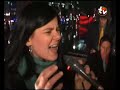 lisa bonita -- miss understood
balconytv.de 01/02/2008
pr�sentiert von lars kaufmann
kamerakind: tanja von b.
windige zeiten sind angebrochen �ber hamburgs d�chern und balkonen: unwetterwarnung, orkanb�en, schneeregen und grippewetter. was aber lisa bonita nicht davon abh�lt, f�r balkonliebhaber aufzufahren. nicht zu knapp, denn trotz widriger witterungslage, haben die vier neben ausgewachsenem equipment -- bass, keyboard, ein fast vollst�ndiges schlagzeugensemble -- auch noch stimme im gep�ck. was sich denn auch gut vertr�gt mit einem elektromix, der kaum bunter ausfallen k�nnte: groovig, mit viel rhythmus, wild gemischt, aber doch ohreneing�ngig mit eben der packenden stimme, die dem sambatronic-trash-jazz-quartett den rechten schwung verleit. und wenn es auch schwer f�llt, der musik den passenden stempel aufzusetzen, tut das der musikalischen spitzenklasse, die lisa bonita dem unwirtlichen hamburger wetter entgegensetzen, keinen abbruch. wen das gesehene und geh�rte -- verst�ndlicherweise -- zu mehr verleitet, der wird hier f�ndig:

www.lisa-bonita.de
www.myspace.com/lisabonitadiscojazz  

und morgen auch wieder hier! so viel sei verraten: es wird anders als ihr denkt!