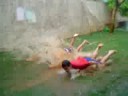 Peixinho na grama com chuva junto com o Renan
