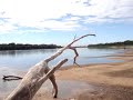 Rogerio Andrade cantando às Margem do Rio Araguaia