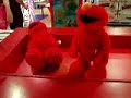elmo tickles elmo cosquillas
