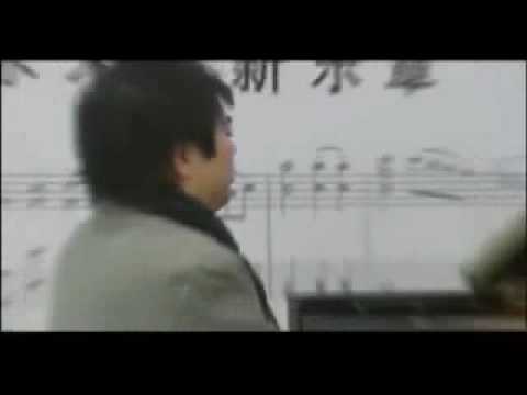 珍贵视频，郎朗为灾区死难者致哀的钢