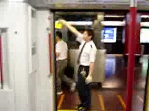 港鐵尾班車職員打燈
