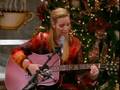 Phoebe cantando en Navidad
