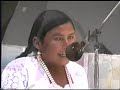 Cantan Las Hermanas Velazco,LETRA EN QHESWAQharitachus munaq kayman... ay mi cholitayt'urumanta lluth'akuyman... por vos cholitaSapa malwan paqawaqtin... ay mi cholitayperqaman lluth'aykapuyman... por vos cholitaLloqalla warmi usuchi... ay mi cholitaymaytaq yunta watasqayki... por vos cholitaKunamá tapurisqayki... ay mi cholitaymaytaq llank'aq risqaykiri...por vos cholita(hablado)-Alegria... -Zapateariy yá... Edilberto!....Azarcitos de kilkiña... ay mi cholitayñapismari nirqaykiña... por vos cholitaManan qanpaqñachu kani... ay mi cholitaymask'arikuy nirqaykiña... por vos cholitaPitaq haqay lloqhallari... ay mi cholitaylloqsimunan mana tariq... por vos cholitaQonqan-qonqantaqchu kasqa... ay mi cholitaymaman t'anta partinanta... por vos cholitaAyra...la.. la..----------FIN--- Alberta y Leonarda Velazco de Valle Hermoso/Cochba.Bo.