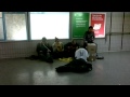 default Artistas de rua tocando músicas conhecidas em um metrô com instrumentos improvisados