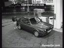 Mulher colocando gasolina Mulher colocando gasolina