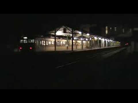 夜のJR江原駅に入線するサンパチ