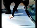 Femme fatale probeert motorkap dicht te krijgen