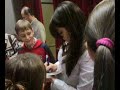 Ariel di Camp Rock firma autografi a Lecco