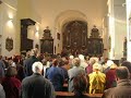 Jejkovští farníci zpívají Sláva na výsostech Bohu o Velikonoční neděli 2007; mši slouží P. Plhoň -- Jejkov parishioners sing 