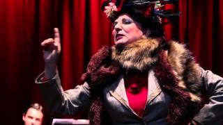 Ximena Rivas encanta como la pícara Desideria en el Teatro UC