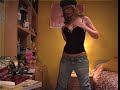 Eva se desnuda #4: fuera los zapatos! Luego los tejanos.