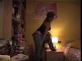 Eva se desnuda #4: fuera los zapatos! Luego los tejanos.