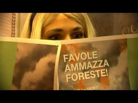 Video: l’azione di Greenpeace al Salone del libro di Torino