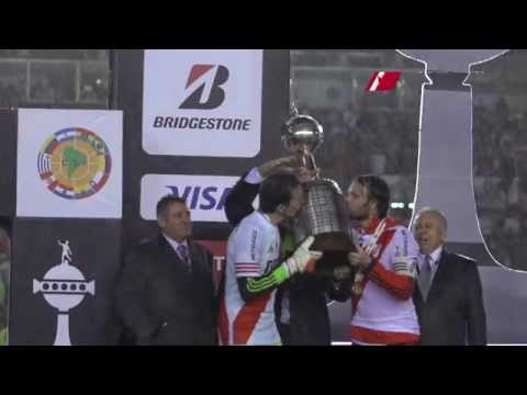 Cavenaghi y Barovero levantan la Copa Libertadores