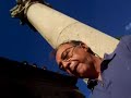 Roberto Tejela, autor de la novela El narco consorte lee un fragmento de su obra. El autor nos ofrece una visión amarga de Colombia y un recorrido por el mundo del narcotráfico desde que la hoja de coca se transforma en cocaína, en los laboratorios clandestinos, hasta que llega a los centros de consumo. Sin concesiones a los tópicos o al costumbrismo, El narco consorte es una historia de narcotraficantes, viajes y aventuras, pero ante todo es una historia de amor.