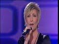 claudia jung - ich darf mich nicht in dich verlieben 2007

ich war mir doch so sicher, es k�nnte nie passiern,
ich w�rde nie den �berblick verliern.
dann kam dieses kribbeln, ich wei�, du sp�rst es auch,
millionen schmetterlinge sind im bauch.
wie krieg ich die denn da blo� wieder raus?

ich darf mich nicht in dich verlieben.
ich hab dich heute zwar gek��t,
doch ich darf mich nicht selbst betr�gen,
auch wenn es spannend mit dir ist.

du hast mich wie der blitz getroffen
im v�llig falschen augenblick,
doch es gibt auch ein leben vor dir
und das la� ich nicht zur�ck.

ich setze meine liebe nicht einfach so aufs spiel,
wenn du das willst, verlangst du echt zu viel.
versuch mich zu verstehen, ich kann es einfach nicht,
ich will nicht, da� mein herz daran zerbricht.
es w�r am ende auch nicht gut f�r dich.

ich darf mich nicht in dich verlieben.
ich hab dich heute zwar gek��t,
doch ich darf mich nicht selbst betr�gen,
auch wenn es spannend mit dir ist.

du hast mich wie der blitz getroffen
im v�llig falschen augenblick,
doch es gibt auch ein leben vor dir
und das la� ich nicht zur�ck.

die bilder der vergangenheit, sie holten mich schnell ein,
es tut mir leid, ich kann nur ehrlich sein.

ich darf mich nicht in dich verlieben.
ich hab dich heute zwar gek��t,
doch ich darf mich nicht selbst betr�gen,
auch wenn es spannend mit dir ist.

du hast mich wie der blitz getroffen
im v�llig falschen augenblick,
doch es gibt auch ein leben vor dir
und das la� ich nicht zur�ck,
nein das la� ich nicht zur�ck,
nein das la� ich nicht zur�ck.