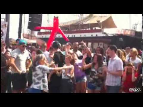 Cụ bà nhảy breakdance giữa phố cực đỉnh