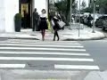 Madame Mim e Dani Calabresa caindo na rua