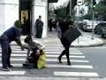 Madame Mim e Dani Calabresa caindo na rua