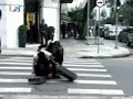 Madame Mim e Dani Calabresa caindo na rua