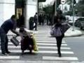 Madame Mim e Dani Calabresa caindo na rua