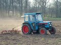 Eicher 3042 beim Eggen