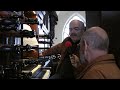 Een echte Schnitger De Der Aa-kerk beschikt over een prachtig orgel van de beroemde Hamburgse orgelbouwer Arp Schnitger. Maar hoe mooi ook, het is eigenlijk een afdankertje. In 1815 werd het van de Academie- of Broerkerk overgeplaatst naar de Der Aa-kerk. De kerk had toen al twee monumentale (en peperdure) orgels verspeeld. Een Hagerbeer, dat vier jaar na de ingebruikname verloren ging bij de brand van 1671, en een eerdere Schnitger. De bouwer was zelf trots op dit orgel, het grootste dat hij in de Nederlanden had vervaardigd: 'Ik heb er niets aan gespaard en alles heerlijk gemaakt.' De kast, net als die van het huidige orgel, was van stadsbouwmeester Allert Meijer. Toen dat orgel ook verloren ging bij het instorten van de toren in 1710, had het net dertien jaar dienst gedaan. De gemeente moest daarna ruim een eeuw wachten voordat haar samenzang weer werd begeleid met orgelklanken. In 1857 werd het huidige orgel aangepast naar de smaak van die tijd. Helaas ging daarbij veel van het oorspronkelijke karakter van het rond 1700 gebouwde instrument verloren.