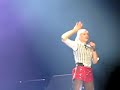 gwen stefani performing 