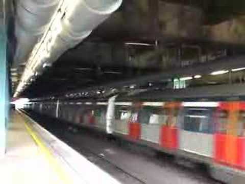 不停站列車 ( 回廠之 MLR ) 駛經港鐵沙田站