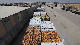 شاحنات محملة بالبضائع تدخل قطاع غزة من إسرائيل عبر معبر كرم أبو سالم