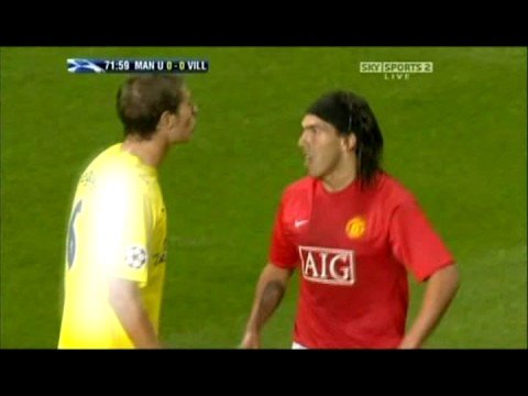 Diego Godin frente a Carlos Tevez