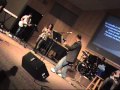 El karnal carlos tocando la pila