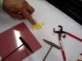 Quebrando azulejos e pastilhas para mosaico Quebrando azulejos e pastilhas para mosaico