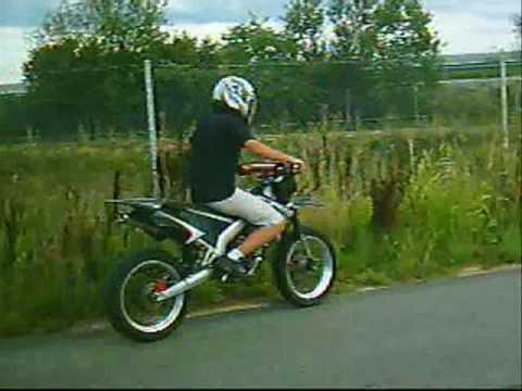 metaxeirismena moto - compilation video moto 50cc stunt derbi senda Xtreme dirt bike 125cc trial 250cc . wheeling stoppie...