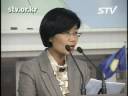 강기갑 대표 재판서 증인진술 번복, 경찰 강압수사 드러내민주노동당 우위영 대변인은 어제 민주노동당 강기갑 대표의 선거법관련 진주지원 1심 3차 재판은 진실의 승리였다고 밝혔다.우 대변인에 의하면 어제 증인신문과정에서는 '편의제공혐의'를 둘러싸고 5인의 사천주민들과 사천선관위 직원들 간의 증인신문이 정반대로 엇갈렸고 5인의 사천주민증인들은 애초 경찰조사과정에서의 진술을 번복하며 편의제공을 강하게 부정했다고 말했다.특히 정신지체장애와 언어장애를 가진 장애인부부증인들의 경우는 경찰조사내용을 강하게 부정해 경찰조사과정에서 분명 강압이 있었음을 드러내는 대목이며 민주노동당은 이를 반드시 밝혀낼 것이라고 말했다.또한 사천선관위의 정성열 지도계장과 백경학 선관위원도 경찰진술을 일부 번복하여 그 경위에 대한 의혹을 불러 일으켰다고 말하고, 정성열 계장과 백경학위원은 검찰조사에서는 주민들과 함께 버스에 탑승했다고 진술했다가 어제 심문과정에서는 별도의 승용차를 이용하여 이동했다며 검찰에서의 진술을 완전히 뒤집었다면서 선관위가 주민들의 버스에 함께 타지 않았다면 차비를 받았는지 안받았는지 직접 확인할 수가 없다고 말하고 결정적 진술을 번복한 이유는 주민들의 증언이 자신들에게 유리하게 모아지지 않자 위증혐의를 벗어나고자 검찰과 입 맞추고 슬쩍 꼬리를 내리는 것이 아니냐고 반문했다.【이현진 news7@stv.or.kr】