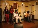 Jose Agarrado Moneo acompañado a la guitarra por su padre