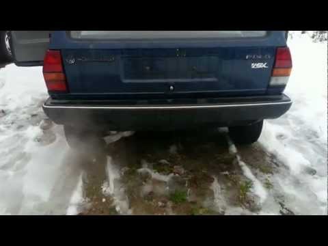 girls revving - Girl revving her old VW Polo Fox (only 45hp) on a cold winter morning:)