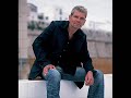 aus album reim 3

wie geht's ?
war ne ziemlich lange zeit
ich war halt einfach nicht so weit
von dir zu h�ren, oder dich
wieder zu sehen
okay, ich habe oft an dich gedacht
lange n�chte durch gemacht
ich konnte einfach nicht zur�ck
ich hatte angst vor soviel gl�ck

und jetzt ein brief
ich schrieb wohl tausende an dich
weggeschickt hab ich sie nicht
ich hab sie alle noch bei mir
irgendwann zeig ich sie dir
bist du zufrieden wie's jetzt ist
ich hab dich manchmal sehr vermisst
doch ich war froh, dass es so kam
doch davon fang ich jetzt nicht an

refrain
hallo,
ich m�chte gern wissen wie's dir geht
was du machst und wie du lebst
und ob du manchmal an uns denkst

hallo,
nein vergessen hab ich's nie
ich wusste einfach nur nicht wie
man eine gro�e liebe sprengt
man vergessen will
und doch
immer wieder daran denkt

ich wollt eigentlich auch nicht st�ren
wollt nur mal etwas von dir h�ren
ich bin demn�chst in deiner gegend
einbisschen schreib ich auch deswegen
h�ttest du lust das wir uns sehen
und mal ein bierchen trinken gehen
es ist doch schon so lange her
und weh tun kann's doch jetzt nicht mehr

refrain
hallo,
ich m�chte gern wissen wie's dir geht
was du machst und wie du lebst
und ob du manchmal an uns denkst

hallo,
nein vergessen hab ich's nie
ich wusste einfach nur nicht wie
man eine gro�e liebe sprengt
man vergessen will
und doch
immer wieder daran denkt

hallo,
ich m�chte gern wissen wie's dir geht
was du machst und wie du lebst
und ob du manchmal an mich denkst

hallo,
nein vergessen hab ich's nie
ich wusste einfach nur nicht wie
man eine gro�e liebe sprengt
man vergessen will
und doch
immer wieder daran denkt

i do not own matthias reim his music or ather things im only a fan and want to seperat it with ather  fans