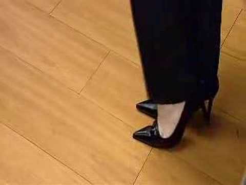 Hombre modelando con zapatos de mujer - Cámara Oculta