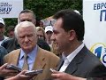 (Beograd, 2. maja 2008) Član Predsedništva Demokratske stranke Božidar Đelić i predsednik Političkog saveta DS Dragoljub Mićunović razgovarali su sa građanima tokom akcije Demokratske omladine 