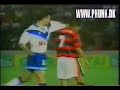 Jogador de futebol é socado durante partida Jogador de futebol é socado durante partida