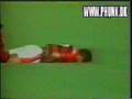 Jogador de futebol é socado durante partida