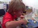 Valentino Iacona comiendo Pera 1