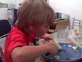 Valentino Iacona comiendo Pera 1